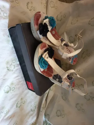 Sandalias Tissaia cuña flores multicolor