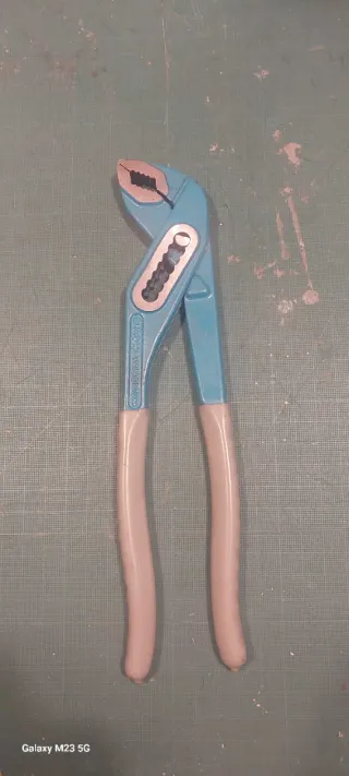 Herramientas variadas, alicates, picoloro, martill