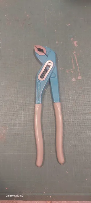 Herramientas variadas, alicates, picoloro, martill