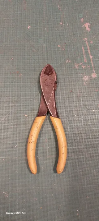 Herramientas variadas, alicates, picoloro, martill