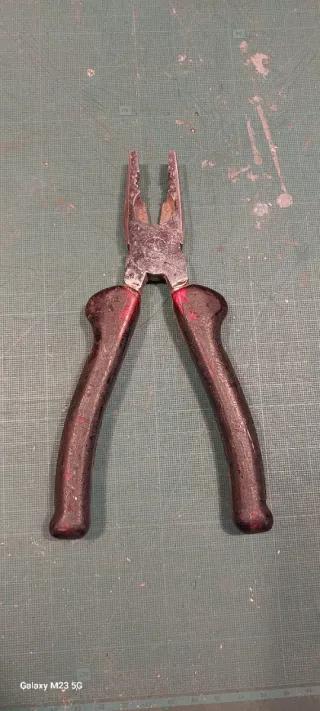 Herramientas variadas, alicates, picoloro, martill