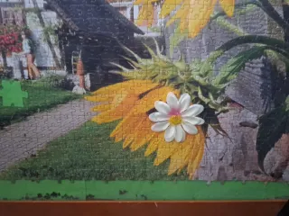 Puzzle casa y girasoles a medio hacer
