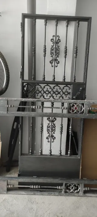 Puerta de forja artesanal