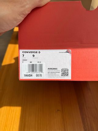 Converse grises y blancas