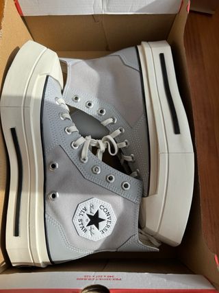 Converse grises y blancas