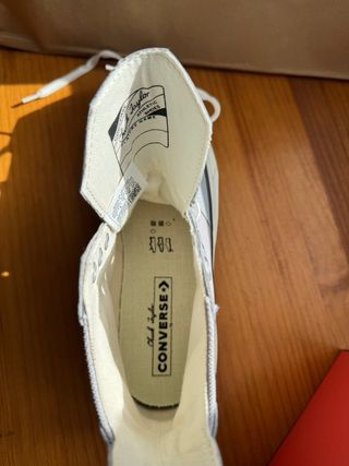 Converse grises y blancas