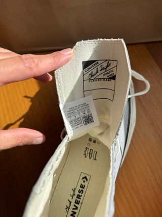 Converse grises y blancas