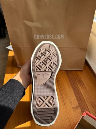 Converse grises y blancas