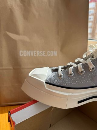 Converse grises y blancas
