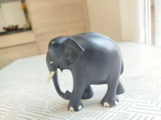Figura de elefante en madera maciza de ebano.