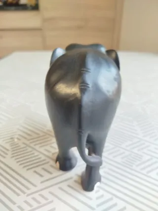Figura de elefante en madera maciza de ebano.