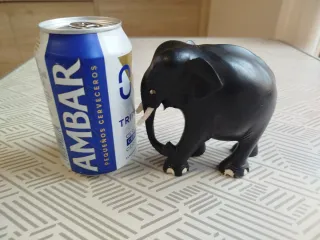 Figura de elefante en madera maciza de ebano.