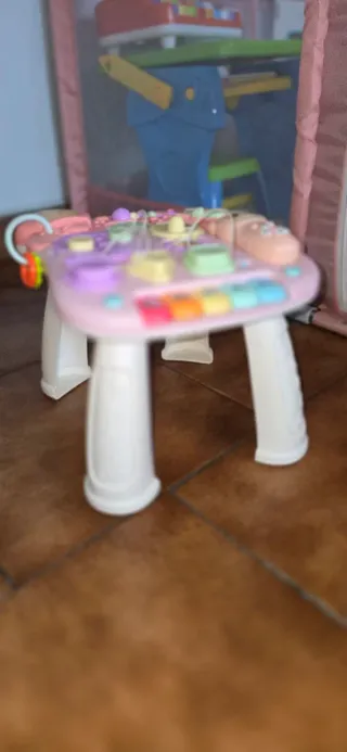 Mesa de actividades para bebé