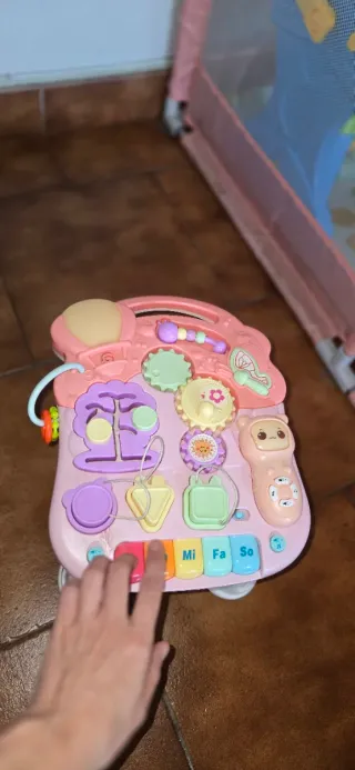 Mesa de actividades para bebé