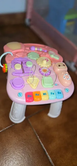 Mesa de actividades para bebé