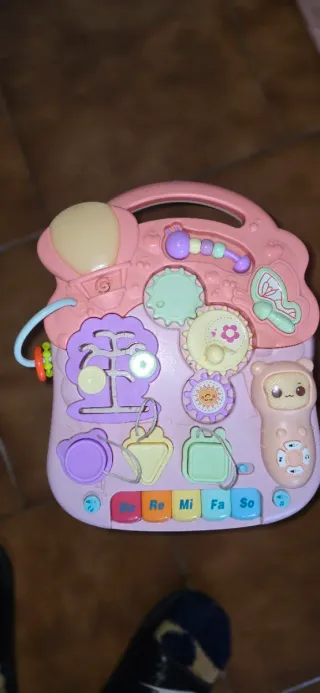 Mesa de actividades para bebé