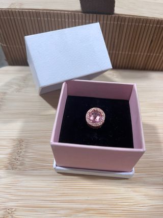 Charm con circonitas rosa y oro