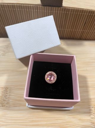 Charm con circonitas rosa y oro