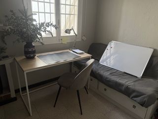Mesa, Silla, Lámpara y Pizarra para Home Office