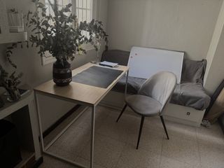 Mesa, Silla, Lámpara y Pizarra para Home Office