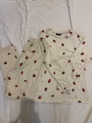 Pijama Fluffy Tramas Oso y Fresa