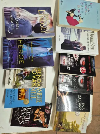 Pack 8 lotes de 10/11 libros, total 82 libros