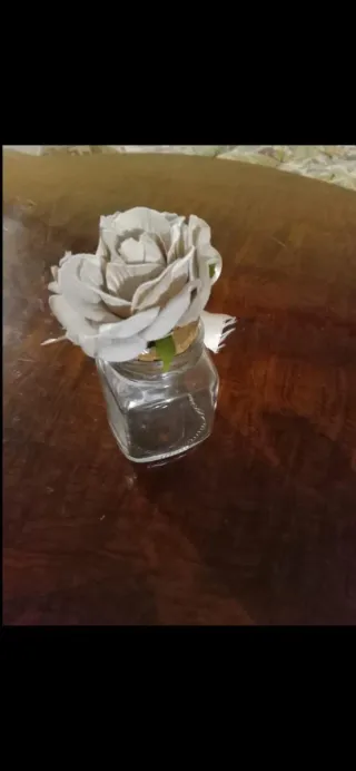 Vaso decorativo con rosa