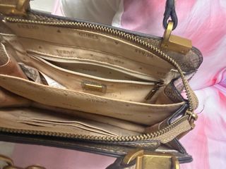 Bolso Guess Kristle estampado serpiente