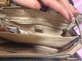 Bolso Guess Kristle estampado serpiente