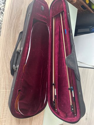 Violín con estuche y arcos