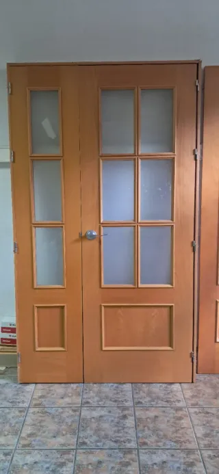 Puerta de salón de madera con cristal