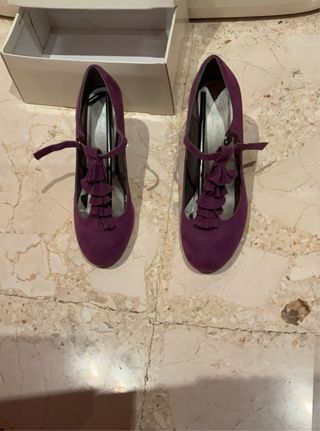 Zapatos de tacón morados con volantes