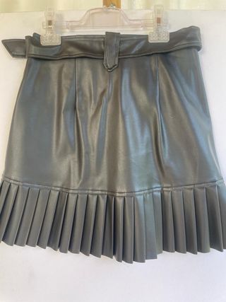 Falda cuero sintético negra con cinturón