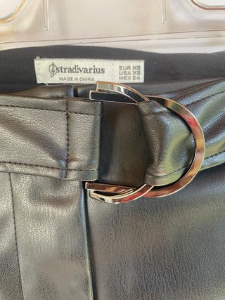 Falda cuero sintético negra con cinturón