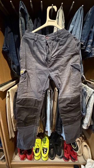 Vaqueros de trabajo grises y negros