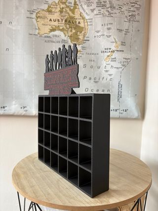 Estantería expositor Stranger Things Negra