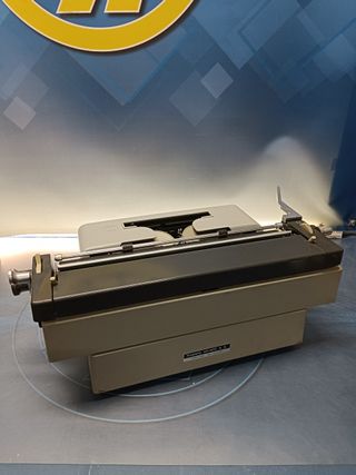 Máquina de escribir Olivetti Linea 90 , sin funda, buen estado