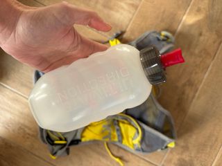 Mochila Ultimate Direction FKT Vest Gris/Amarillo