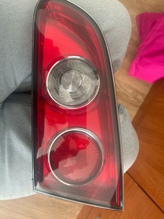 Faro trasero rojo
