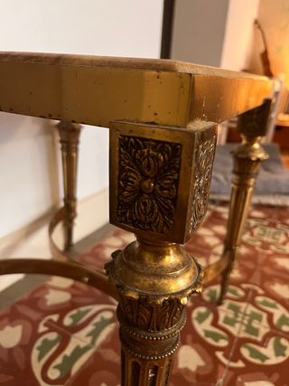 Mesa auxiliar clásica con tapa de mármol