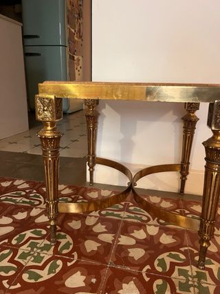 Mesa auxiliar clásica con tapa de mármol