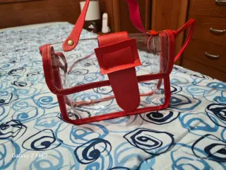 Bolso transparente con detalles rojos