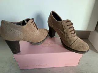 Zapatos ante mujer