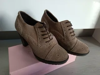 Zapatos ante mujer