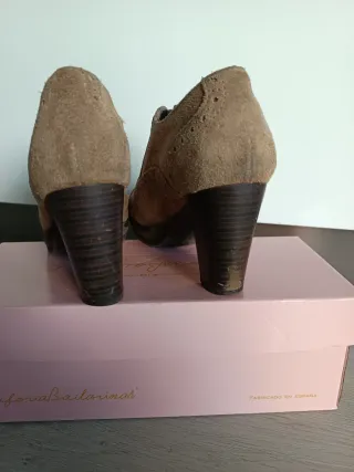 Zapatos ante mujer