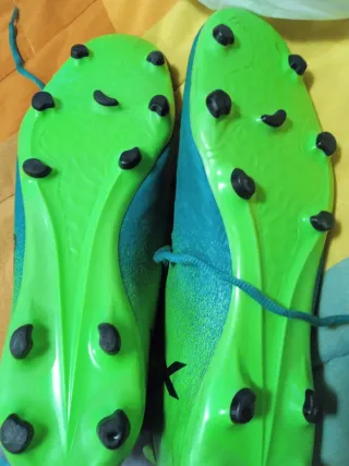 Botas de fútbol verdes y azules