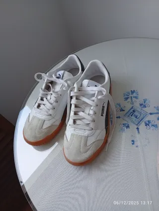 Zapatillas Puma Beige y Blancas