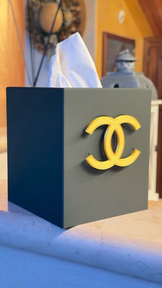 Caixa de lenços Chanel preta e dourada