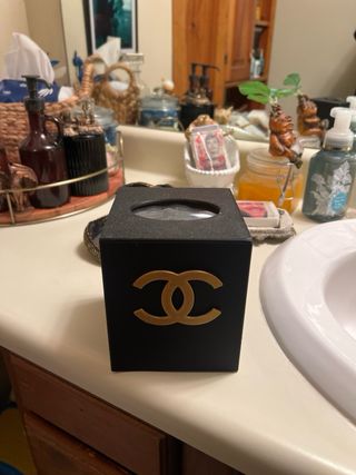 Caixa de lenços Chanel preta e dourada