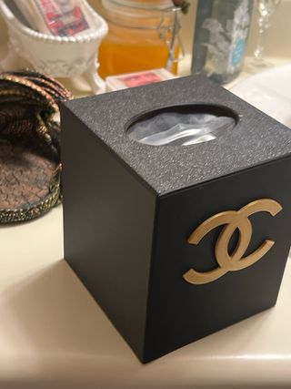 Caixa de lenços Chanel preta e dourada